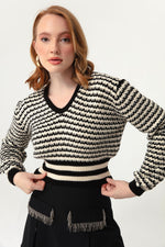 Woman V -Neck Executive Pattern Knitwear Sweater