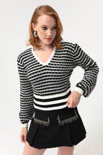 Woman V -Neck Executive Pattern Knitwear Sweater