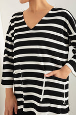 Woman V -Neckline Knitwear Sweater