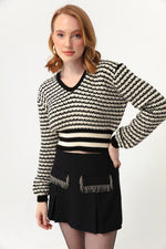 Woman V -Neck Executive Pattern Knitwear Sweater