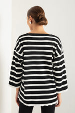 Woman V -Neckline Knitwear Sweater