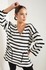 Woman V -Neckline Knitwear Sweater